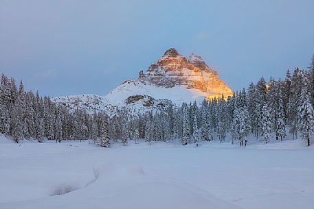 View of Tre Cime di Lavaredo peak from lake Antorno at sunset, dolomites, Misurina, Veneto, Italy, Europe