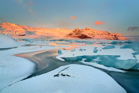 Frozen sunrise by Jokulsarlon lagoons, one of the most peculiar landscapes of Iceland.