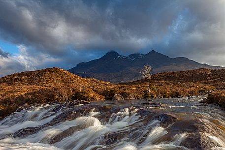 The late afternoon light embraces the landscape at sligachan, admiring the Cuillins on the background