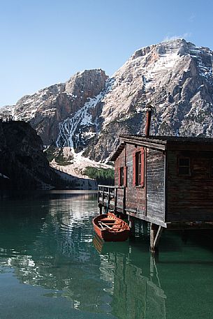 Wooden cabin on the alpine lake of Braies, Pragser lake, Croda dal Becco mountain in the background, Pragser, South Tyrol, Dolomies, Italy, Europe