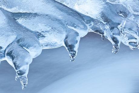 Gladegna river flows in the ice