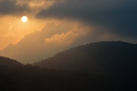 The warl light of the sunset from the Razzo plateau to the Brentoni rocket