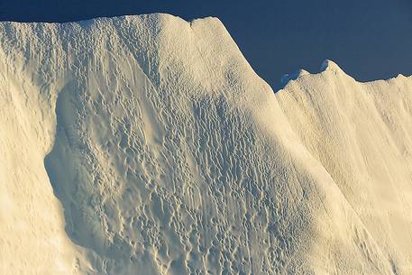 Details on old ice of iceberg in Kangerlua Fjord