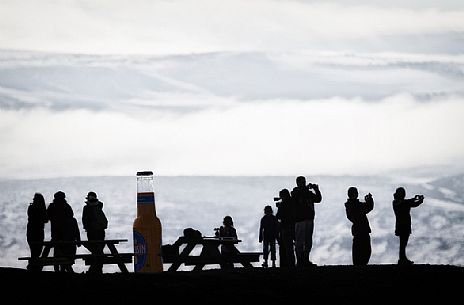 Tourists at Jkulsrln lagoon near Vatnajkull glacier