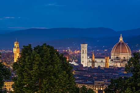 View from Piazzale Michelangelo at twilight, Duomo Santa Maria del Fiore and Palazzo Vecchio palace in the background, Florence, Tuscany, Italy, Europe