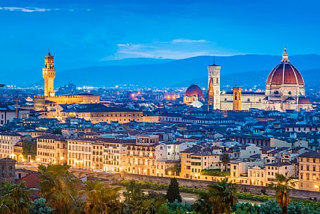 View from Piazzale Michelangelo at twilight, Duomo Santa Maria del Fiore, Palazzo Vecchio palace and Arno river in the background, Florence, Tuscany, Italy, Europe